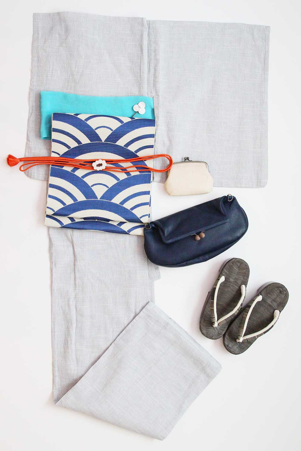 Enjoy lightly wearing Yukata with Gamaguchi bag and other fashion Items.