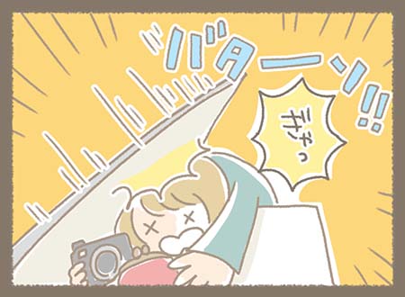 バターン！！と撮影用の白い板がゆかりちゃんに落ちる様子