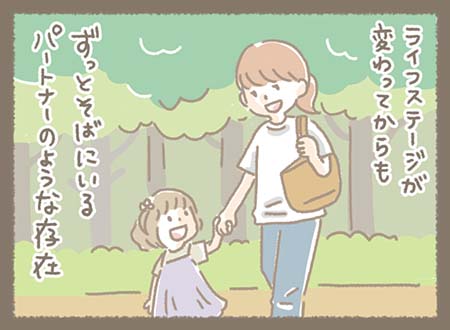 Kanmi.のバッグを持ちながら子供と手をつなぎ歩く様子
