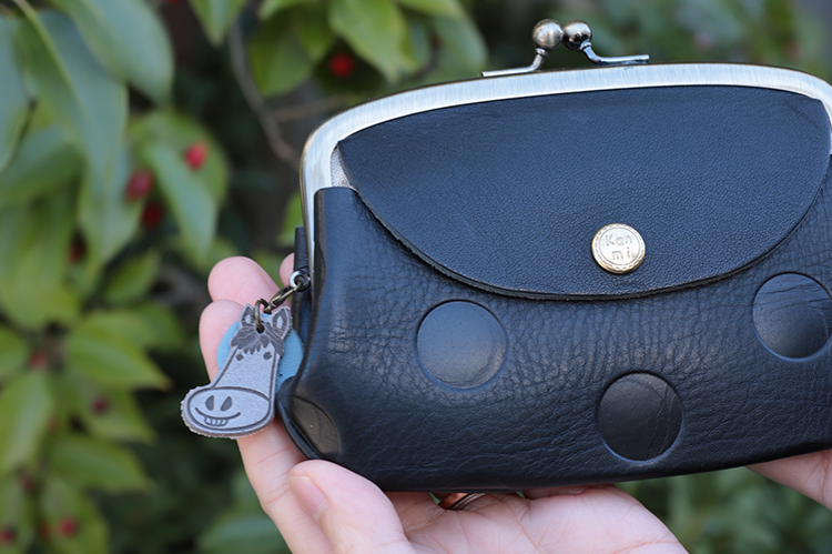 干支の〈馬〉をモチーフにしたレザー根付