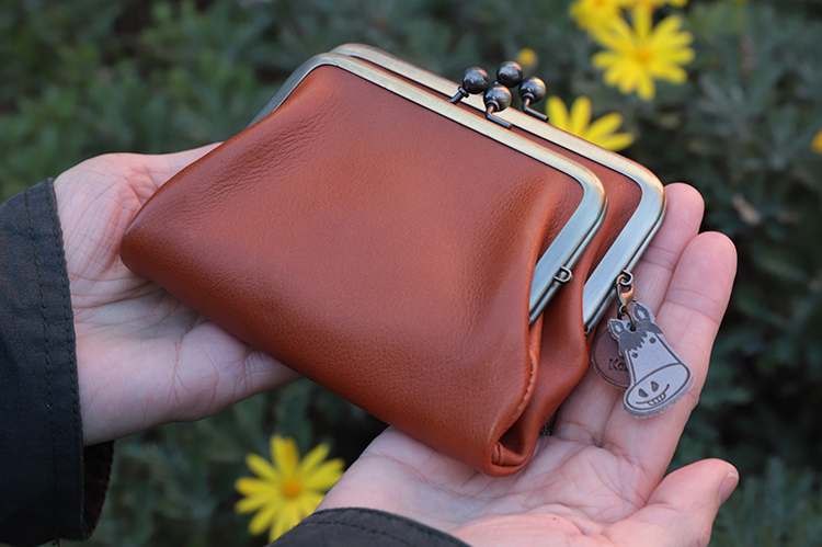 干支の〈馬〉をモチーフにしたレザー根付