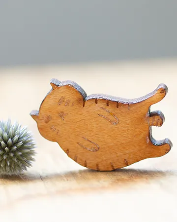 クリアウッド ねこno ブローチ 寝ころびトラ