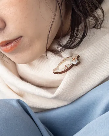 クリアウッド ねこno ブローチ ヘソテン